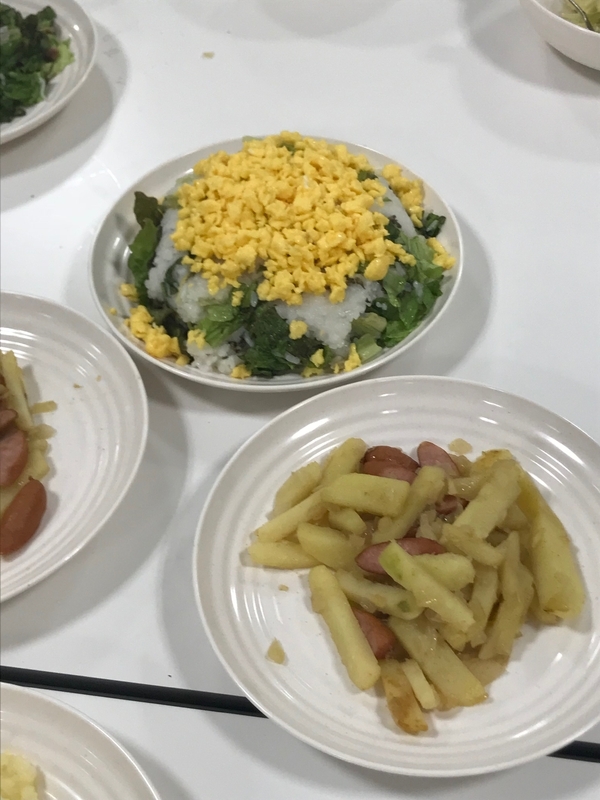 余った食材が変身し、即興で作られたお寿司。手前はジャーマンポテト(筆者撮影)