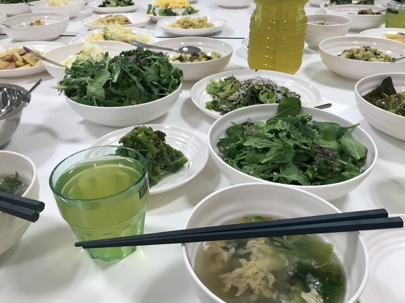 緑色の料理が多くなった(筆者撮影)