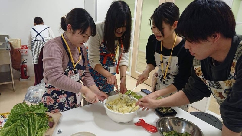 皆で作る（写真：香川大学学生esdプロジェクト SteeeP 公式Facebookページより）