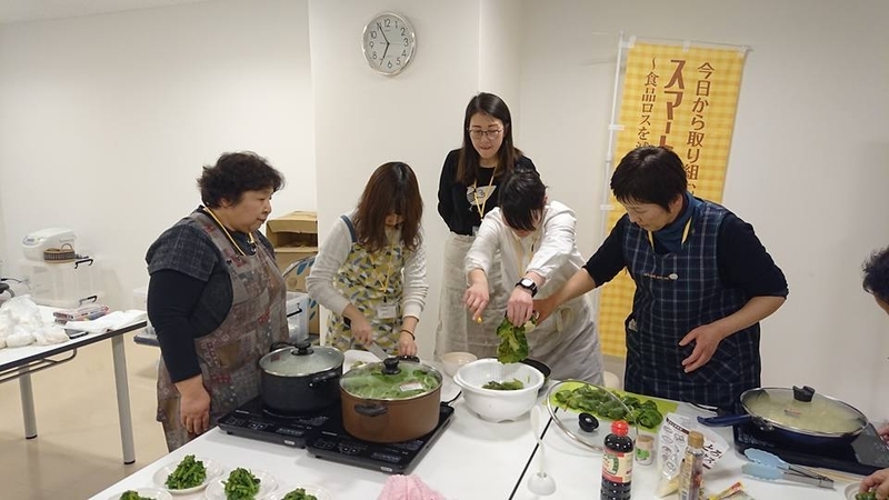 学生とベテラン主婦(写真:香川大学学生esdプロジェクト SteeeP 公式Facebookページより)