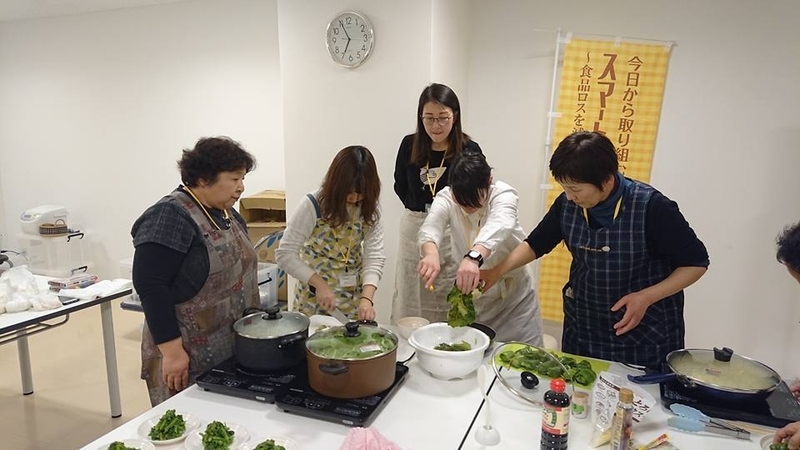 学生とベテラン主婦（写真：香川大学学生esdプロジェクト SteeeP 公式Facebookページより）