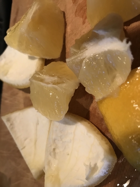 レモンは以前、絞って使っていたが、皮をむいて丸ごとスムージーに使うようにした。農薬を使っていないレモンの皮は、イタリアのレモンリキュール「リモンチェッロ」を作って保存することができる（筆者撮影）