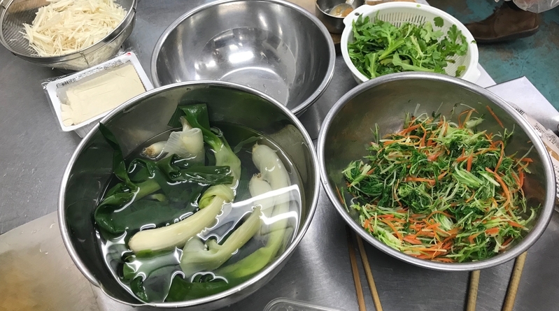 岡山県の一般社団法人パステルでは水菜やネギなどの余剰野菜が食堂の献立に上手に活用されていた（筆者撮影）
