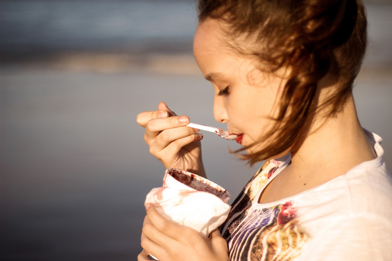 アイスクリームを食べる女の子（画像：iStock）