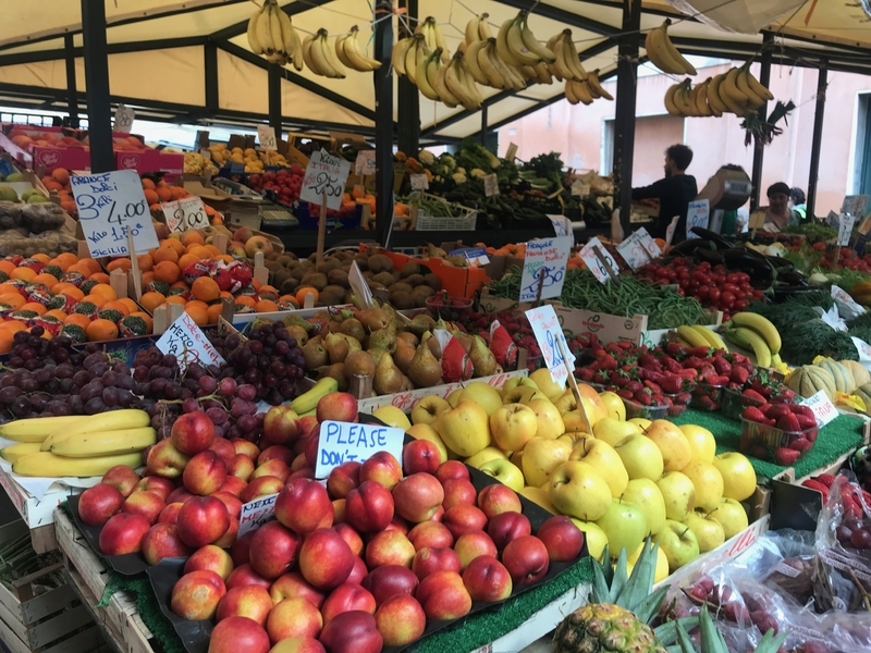 イタリア・ベネツィアの市場に並ぶ新鮮な野菜や果物（筆者撮影）