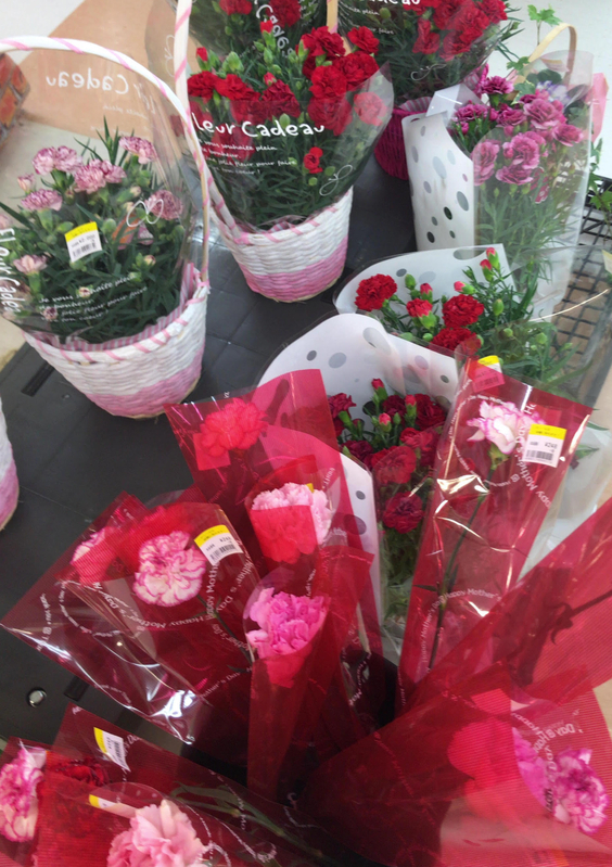 スーパーマーケットの花売り場でもたくさんのカーネーションが母の日の翌日に余っていた（筆者撮影）