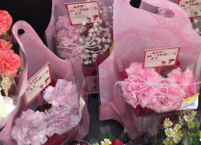 母の日の翌日、スーパーの花売り場にあふれているカーネーション(筆者撮影)