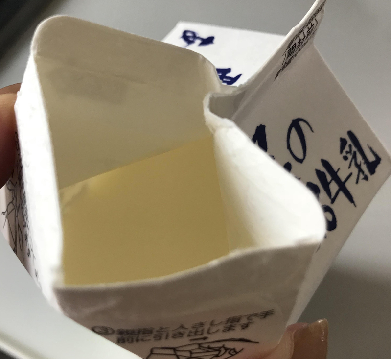 紙パックの牛乳は注ぎ口に指や爪を触れないように、左右から押さえるようにして開封しよう（筆者撮影）