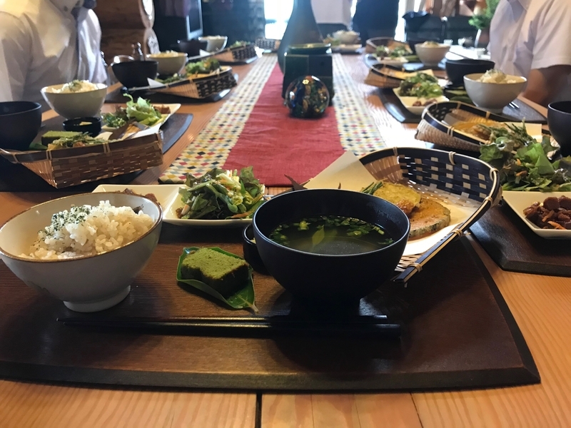 お茶摘みの前に頂いた「お茶々飯（おちゃちゃめし）」。ご飯や天ぷらには茶葉の粉が使われており、味噌汁には新茶の葉っぱが浮かべられていた（筆者撮影）
