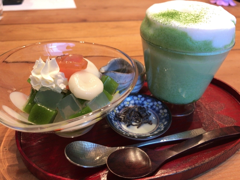 おづつみ園が経営するカフェ「はなあゆ」のお茶を使ったデザート（筆者撮影）