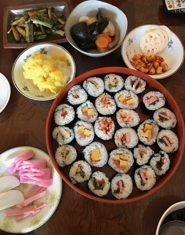 お正月のお祝いで作られた寿司。日本人にとっても韓国人にとっても、米（コメ）は日常の食生活やお祝い事に深く根付いている（筆者撮影）