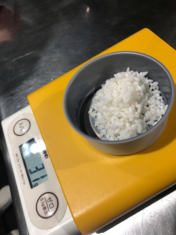 炊いてから缶詰にするのではなく、米（コメ）から入れて炊くのと缶詰加工とを同時に行なう。京都市のカンブライトにて（筆者撮影）