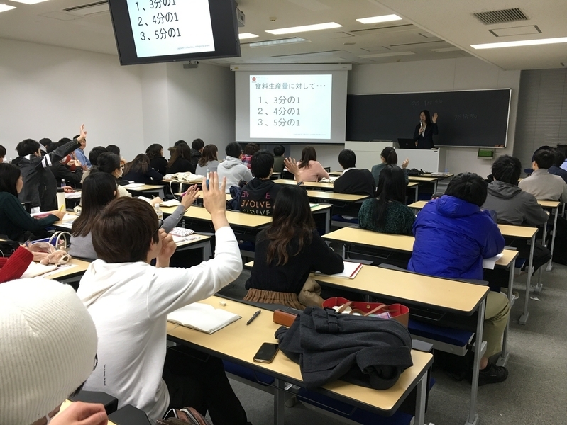2018年5月16日、東洋大学経済学部での「世界と日本の食品ロス」講義風景(佐野聖香先生撮影)
