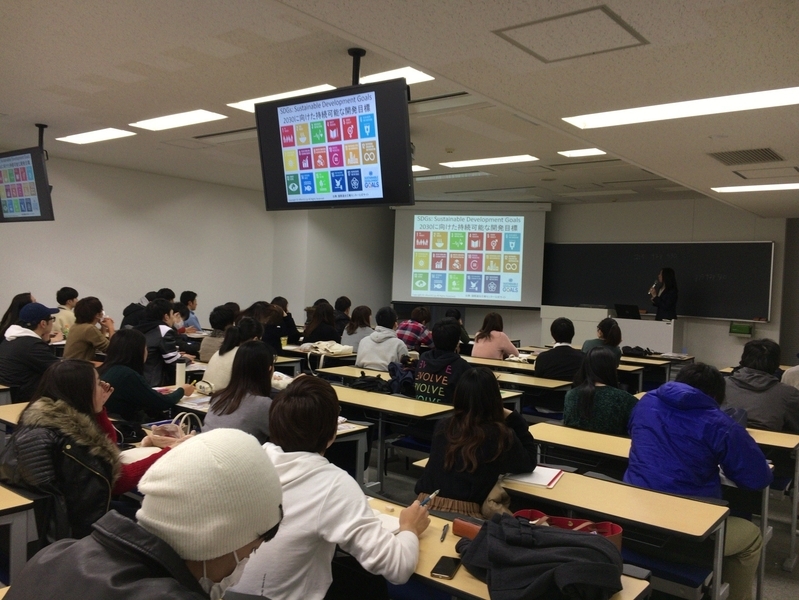 2018年5月16日、東洋大学経済学部での「世界と日本の食品ロス」講義風景(佐野聖香先生撮影)
