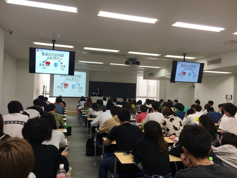 2018年5月16日、東洋大学経済学部での「世界と日本の食品ロス」講義風景(佐野聖香先生撮影)