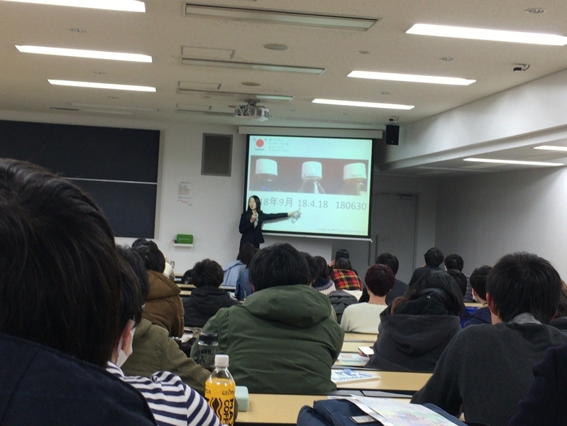 2018年5月16日、東洋大学経済学部での「世界と日本の食品ロス」講義風景(佐野聖香先生撮影)