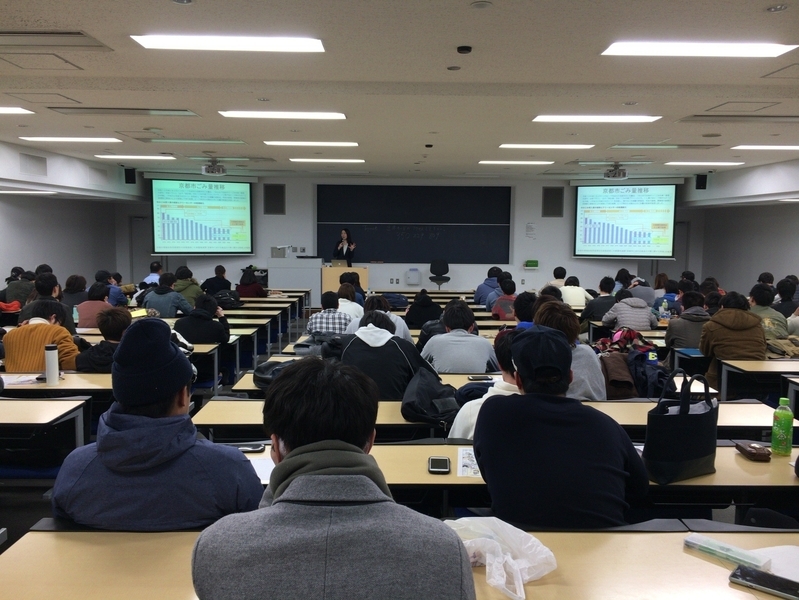 2018年5月16日、東洋大学経済学部での「世界と日本の食品ロス」講義風景(佐野聖香先生撮影)
