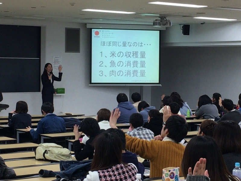 2018年5月16日、東洋大学経済学部での「世界と日本の食品ロス」講義風景(佐野聖香先生撮影)