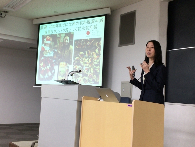 2018年5月16日、東洋大学経済学部での「世界と日本の食品ロス」講義風景(佐野聖香先生撮影)