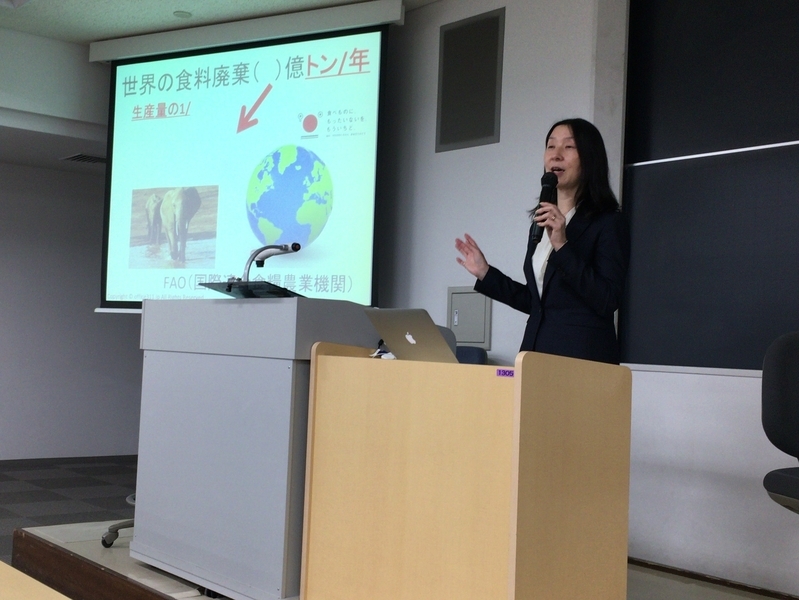 2018年5月16日、東洋大学経済学部での「世界と日本の食品ロス」講義風景(佐野聖香先生撮影)