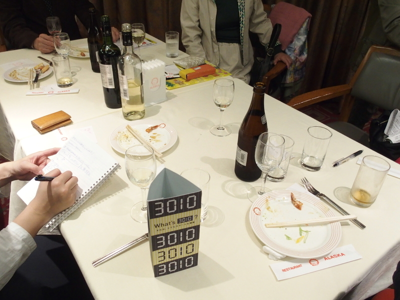 2018年3月28日、食生活ジャーナリスト大賞授賞式の時、食事のテーブルに筆者が置いた食べきり啓発ツール（撮影：高山千香氏）