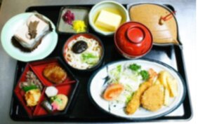 ある旅館で提供される小学生向け夕食の例（京都市環境政策局ごみ減量推進課より提供された資料の写真を筆者がスキャンしたもの）
