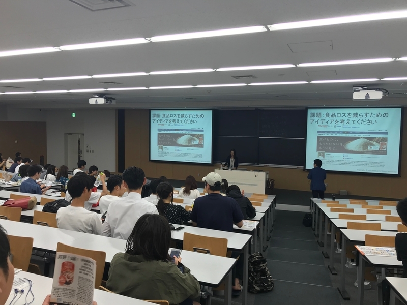 専修大学商学部での講義風景。壇上、右側は渡辺達朗先生(専修大学商学研究科 商学専攻 山崎万緋氏撮影)