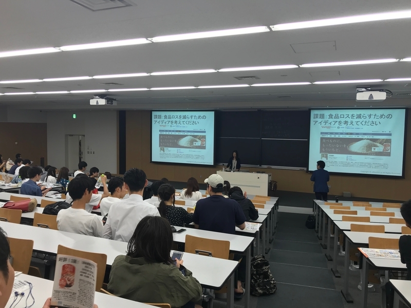 専修大学商学部での講義風景。壇上、右側は渡辺達朗先生（専修大学商学研究科　商学専攻　山崎万緋氏撮影）