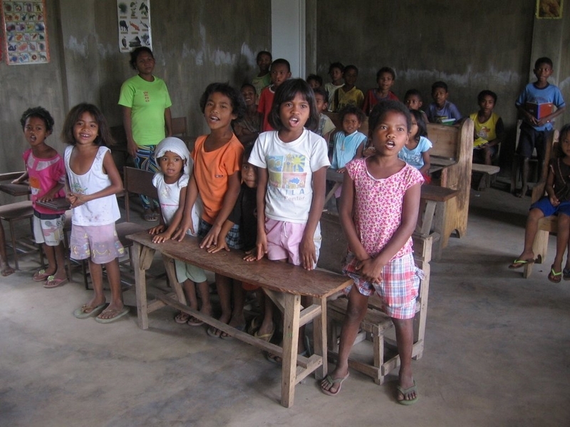規格外のオクラを食べてもらうために持って行った、フィリピンのアエタ族の子どもたち（筆者撮影）