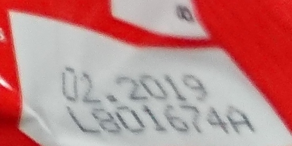 イギリス・ロンドンで販売されているインスタント麺の「出前一丁」の賞味期限表示。「02 2019」（2019年2月）の文字が読める（下田屋毅氏撮影）