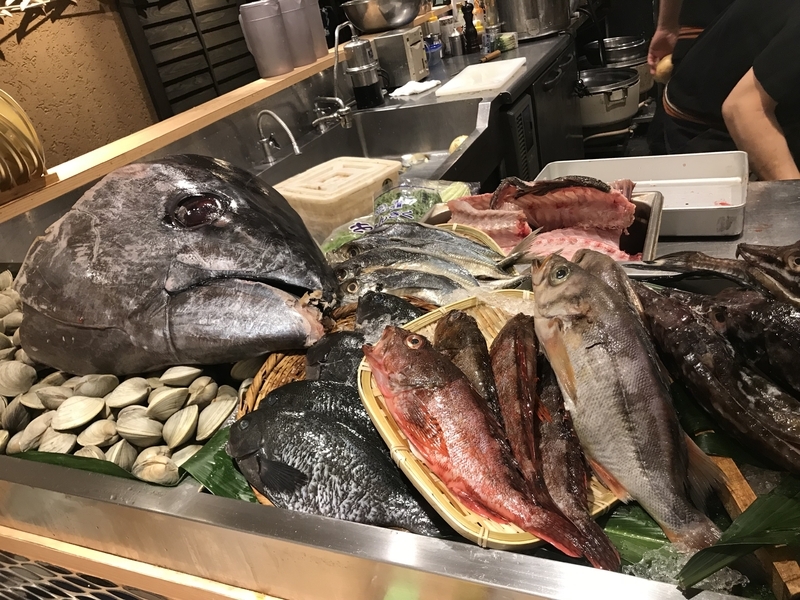 丸の内の「魚治（うおはる）」は、その日の「もったいない」魚を築地から仕入れ、美味しく調理加工してお客様に提供している（筆者撮影）