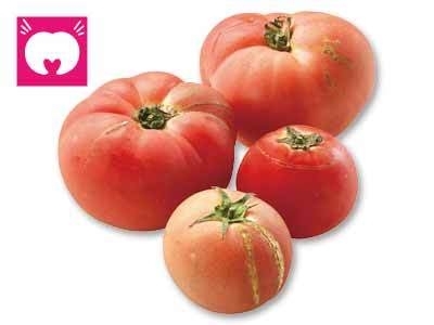大地を守る会の「もったいナイシリーズ」で販売されている、形や大きさがバラバラのトマト（出典：大地を守る会HP）