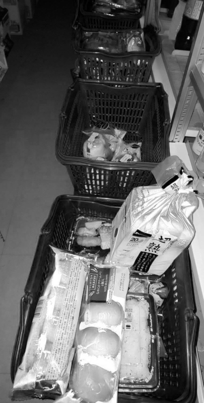 西日本豪雨被災地で大手コンビニエンスストア加盟店オーナーが7月16日、17日に捨てた食べ物（写真はオーナー提供）
