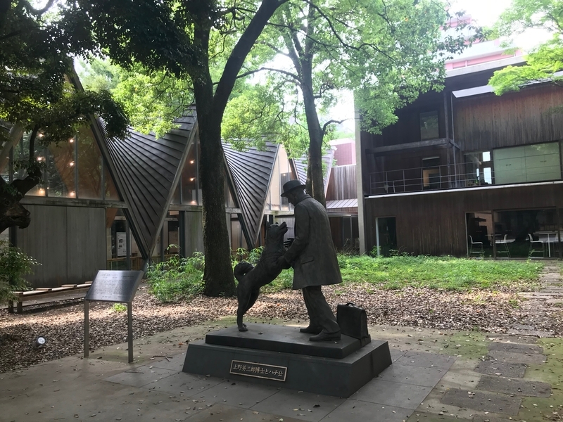 東京大学弥生キャンパス、上野英三郎先生とハチ公の像（筆者撮影）