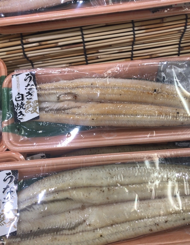 スーパーの魚売り場で売られるうなぎの白焼き（筆者撮影）
