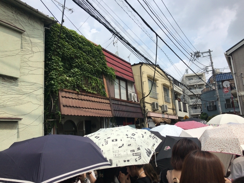 2018年7月25日、東京都内のかき氷専門店。店員によれば「3時間待ち」とのことだった（筆者撮影）