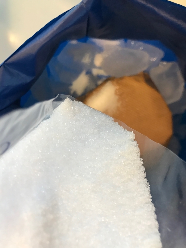 氷の分量の3分の1程度の塩をそそぐ（筆者撮影）