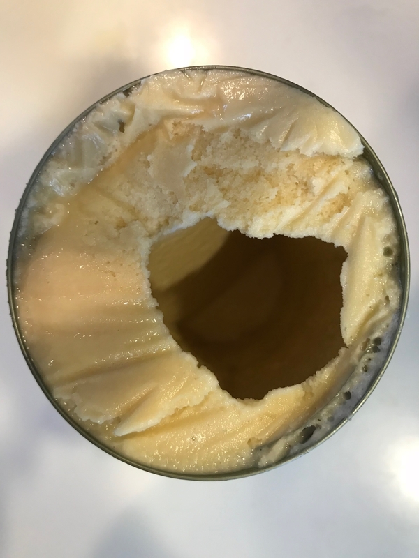 缶の内側の側面に沿ってアイスクリームが出来ている（筆者撮影）