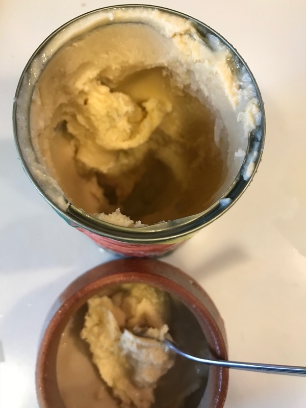 缶からアイスクリームを取り出す（筆者撮影）