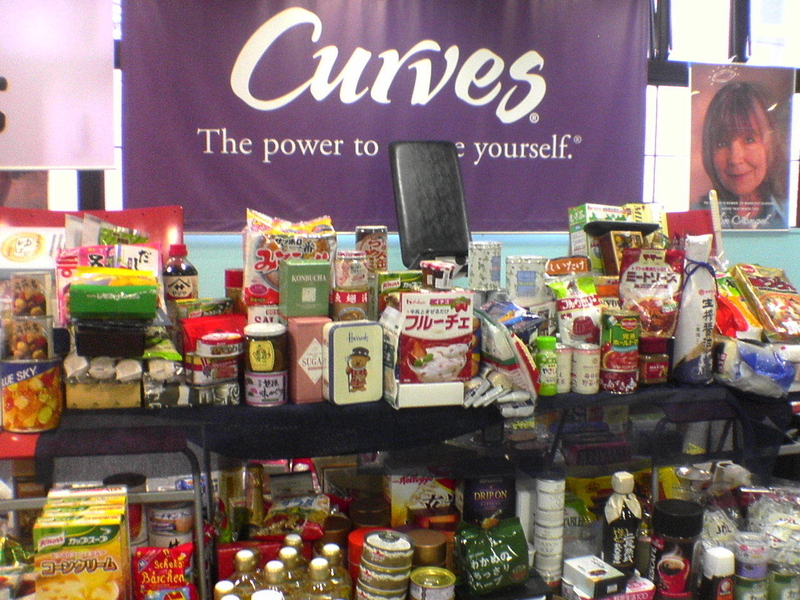カーブスで2008年に実施されて集まった食品（拙著『賞味期限のウソ』に掲載している、カーブスよりのご提供写真）