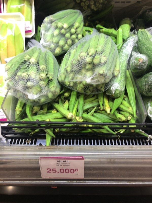 ベトナム・ハノイにあるイオンのスーパーマーケットでバラで販売されているオクラ。1kgあたり25,000ベトナムドン（日本円でおよそ125円/kg。筆者撮影）