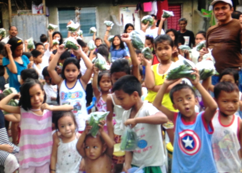 フィリピン・マニラの子ども向け施設でオクラを受け取る子どもたち（写真：施設提供）