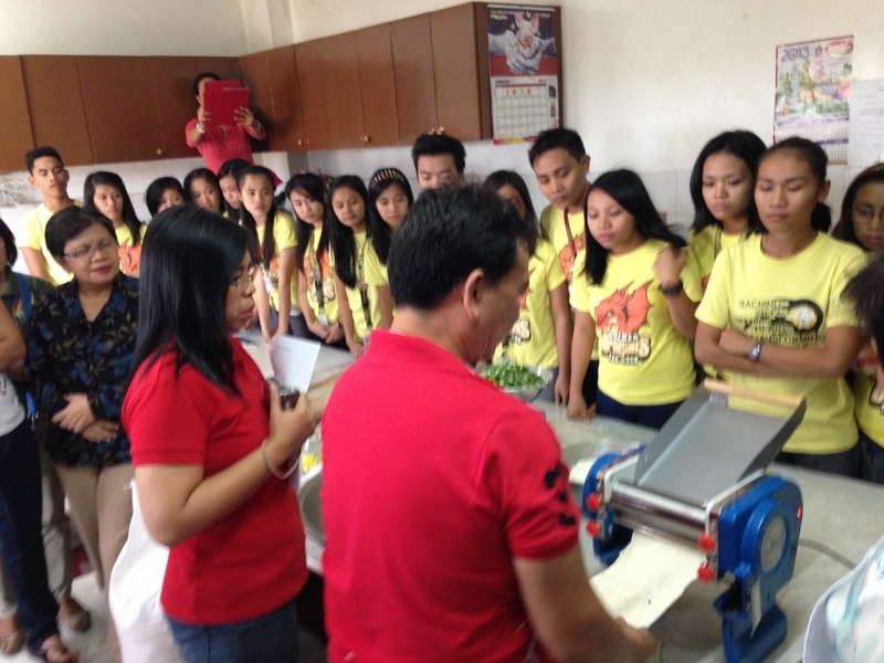 フィリピン・Tarlac State Universityの教職員と学生たち40数名にオクラヌードルの加工方法を研修する行政の職員（赤い服の2名が行政職員。筆者撮影）