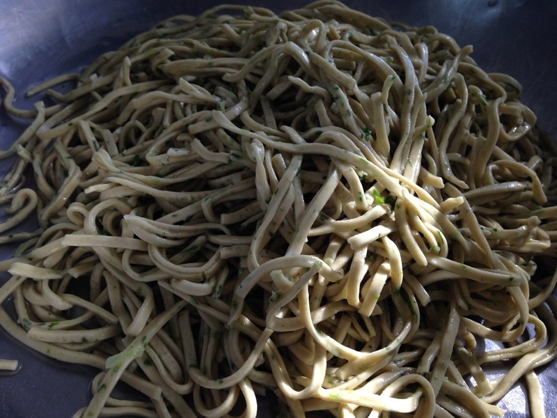 茹で上がったオクラヌードル。日本の蕎麦のようにも見える(筆者撮影)