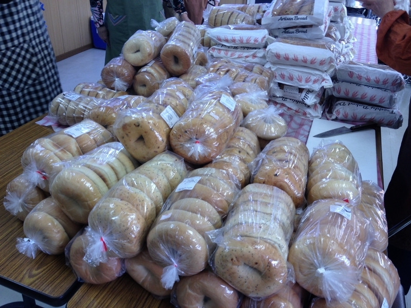 2012年、2HJが東京都足立区の福祉施設に届けたパン（筆者撮影）
