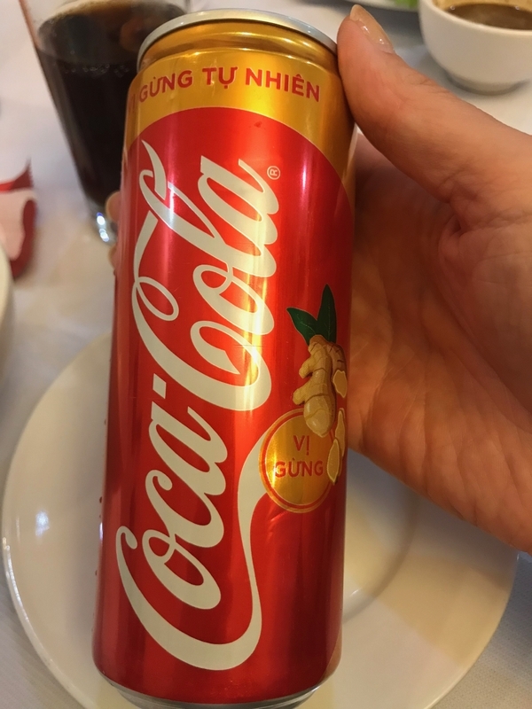 ベトナム国立農業大学での講義中、昼食時に出されたコカ・コーラの生姜味(筆者撮影)