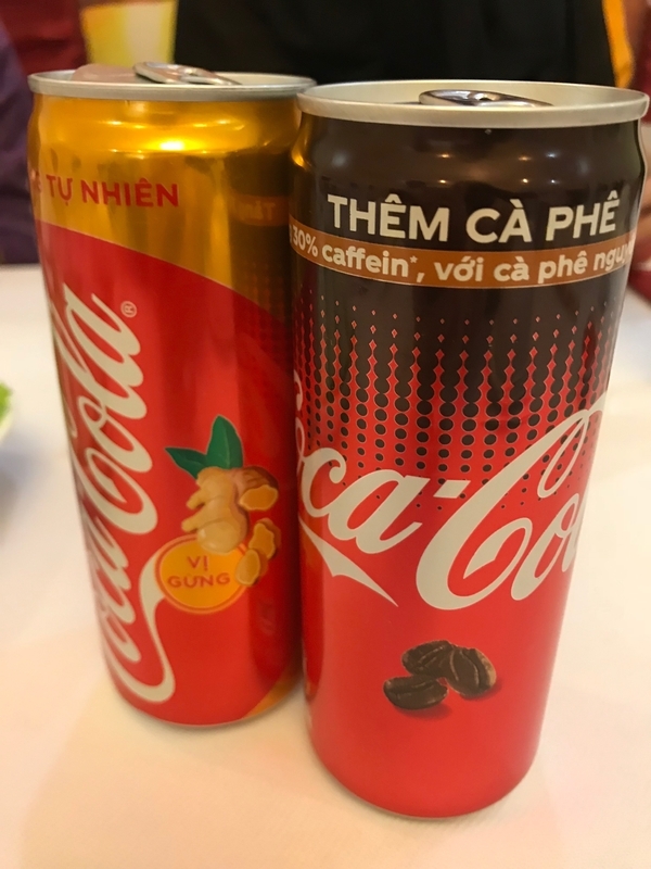 ベトナム国立農業大学の昼食で出された珈琲味のコカ・コーラ（筆者撮影）