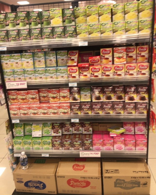 ベトナム・ハノイのイオンで展開されていた、ハウス食品のプリンミクスやシャービック(筆者撮影)