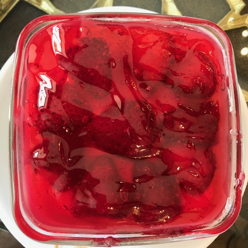 トルコ・イスタンブールの老舗で出された、イチゴがのったプリン（筆者撮影）