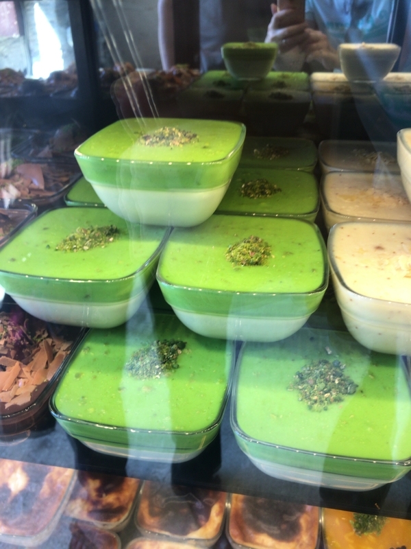 トルコ・イスタンブールの老舗店のショーケースに飾られたピスタチオのプリン(筆者撮影)